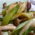 いけいけまさまさ's cooksnap of when they made 酒のつまみにも♪しめじとネギの炒め物.