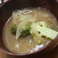 サーフブレイド's cooksnap of when they made ブロッコリーと玉ねぎのお味噌汁.
