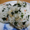 プーアル茶's cooksnap of when they made 桜海老と鮭ワカメのおにぎり～.