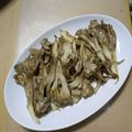 ラリー＆サラ's cooksnap of when they made 簡単にもう１品(๑• •๑)焼き舞茸～♪.