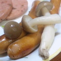 ユーロン's cooksnap of when they made ✿ソーセージとしめじの❀簡単✿焼肉タレ焼.