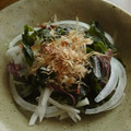 doiko's cooksnap of when they made 簡単すぎ・・・新たまねぎとわかめのサラダ.
