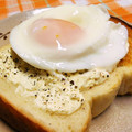 シャンプーハット's cooksnap of when they made クリームチーズの黒胡椒目玉焼きトースト.