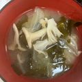 なーなちゃん's cooksnap of when they made ＊ヘルシー♡舞茸と玉葱とわかめの味噌汁＊.