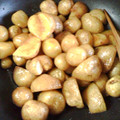 ろみるれろ's cooksnap of when they made 揚げ新ジャガのつやつやアメ煮.