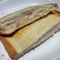 りくゆなママ's cooksnap of when they made ホットサンドメーカーでハムチーズサンド.