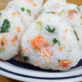 Natsutach's cooksnap of when they made 簡単すぎる…鮭と三つ葉の混ぜごはん。.