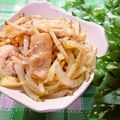 悠おかしゃん's cooksnap of when they made カリカリ鶏皮とじゃが炒め.