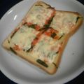 姉ぶた's cooksnap of when they made 引越し前日残り物で大葉にんチ～ズトースト.