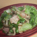 サーフブレイド's cooksnap of when they made レタスとﾍﾞｰｺﾝのｼｬｷｼｬｷ炒め.