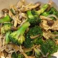 うさべあ's cooksnap of when they made にんにく風味きのことブロッコリーの炒め物.