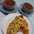 れな犬's cooksnap of when they made 簡単レンジパン☆レーズンねじりん棒.