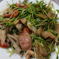 やっちん☆'s cooksnap of when they made 舞茸と豆苗とウインナーの中華炒め.