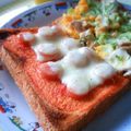 えまっちママ's cooksnap of when they made 簡単♪ソーセージのみのパンピザ♪.