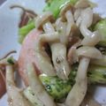 こずっぺ's cooksnap of when they made ぶなぴーとウインナーの炒めのも.