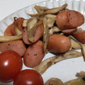fu♪♪'s cooksnap of when they made 舞茸とウインナーのにんにく焦がし醤油炒め.