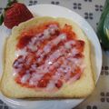 おかあちゃん。's cooksnap of when they made 次女おすすめ　フレッシュ苺のせパン❀.