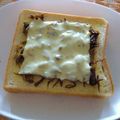 こうまさmam's cooksnap of when they made 新しい食べ方発見♡いかなごチーズトースト.