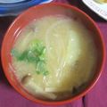 mmameco's cooksnap of when they made 定番！玉葱とじゃがいもの味噌汁.