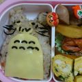 しづ９２５'s cooksnap of when they made 炊き込みご飯で♪トトロのおにぎり弁当.