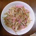 まぁにゃのおくさま's cooksnap of when they made ベーコンとちくわでモヤシ煮☆紅ショウガも.