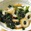 mcc5646's cooksnap of when they made 簡単おつまみ！竹輪とワカメ混ぜるだけ.