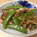 emifumi's cooksnap of when they made 簡単★スナップエンドウとシメジの塩麹炒め.