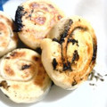 ma:9's cooksnap of when they made くるくる巻いてね♪黒ゴマとチーズのおやき.