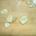 菊二朗's cooksnap of when they made 簡単に剥けちゃう♪ニンニクの皮.