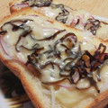 yappyパクパク's cooksnap of when they made ★　新玉ねぎのっけた和風トースト　★.