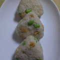 ひトみ's cooksnap of when they made 旬✩枝豆と油あげのおにぎり.