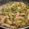 ｸﾏﾘｴ's cooksnap of when they made さつまいもの茎（つる）とアゲの煮物.