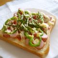 ううちママ's cooksnap of when they made 赤いウインナーとピーマンのトースト.