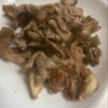 蜜柑の花's cooksnap of when they made 【ツマミ】豚コマ、しめじ、舞茸カリカリ焼.