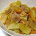 くにこ４２２'s cooksnap of when they made 人参とジャガイモとベーコンの炒め物.