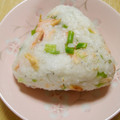 せつみか's cooksnap of when they made ✿鮭としらすのおにぎり✿.