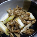 お犬様5's cooksnap of when they made 長ネギと舞茸の塩炒め.