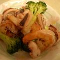 kko-h's cooksnap of when they made 海老とイカゲソの黒胡椒炒めレモン風味.