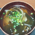 かあたらあ's cooksnap of when they made 玉ねぎとわかめのお吸い物.