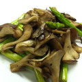 くずゅ's cooksnap of when they made 便秘解消！アスパラと舞茸のバター炒め.