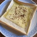 yesmama's cooksnap of when they made オリーブとシナモンチーズトースト.