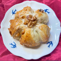 卵サンド大好き's cooksnap of when they made かわいいお花型♡全粒粉入りくるみパン.