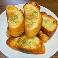 猫太朗さん's cooksnap of when they made 簡単で美味しいガーリックトースト.