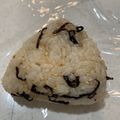 ゆみらんたん's cooksnap of when they made 胡麻の香り♪塩昆布おにぎり.