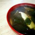 トモヲ３'s cooksnap of when they made コンソメスープ：乾燥わかめ＋干しシイタケ.