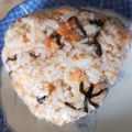 くむちん's cooksnap of when they made 鮭と塩昆布（昆布の佃煮）の二刀流おにぎり.