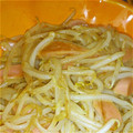 yukoahi's cooksnap of when they made 魚肉ソーセージともやしのオイマヨ炒め.