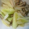 かぴーな's cooksnap of when they made レンジで☆もやしのネギ塩しめじ和え.