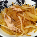 クマたぬき's cooksnap of when they made 鶏皮と玉ねぎもやし炒め.