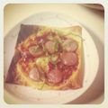 junmama46's cooksnap of when they made ワンタンの皮deなんちゃってピザ.